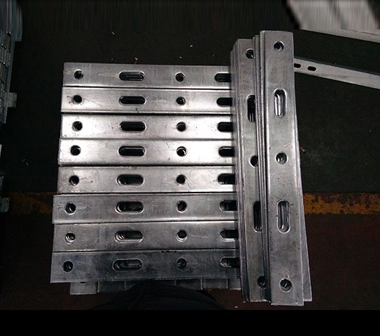 數控帶(dai)鋼衝孔(kong)機