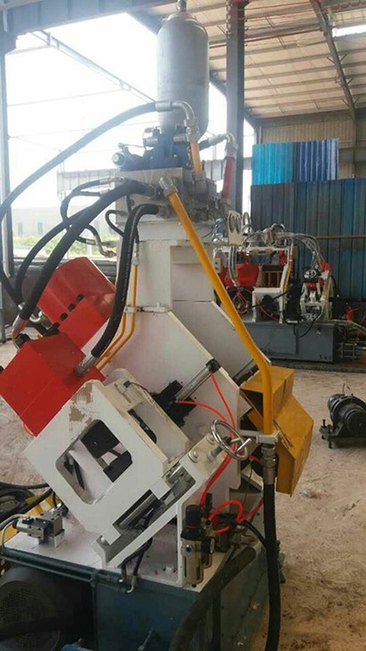 數控(kong)帶(dai)鋼(gang)衝孔(kong)機(ji)