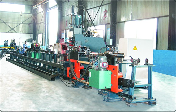 數控(kong)大(da)樑(liang)衝(chong)孔(kong)機(ji)